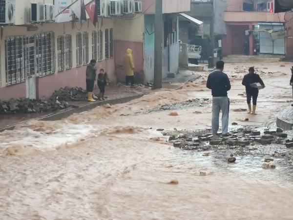 2 hafta sonra Şanlıurfa'yı yine sel vurdu: Ev ve iş yerlerini su bastı