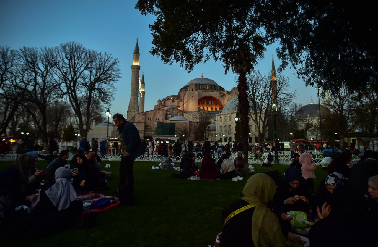 Sultanahmet Meydanı, ramazanın ikinci gününde de rağbet gördü