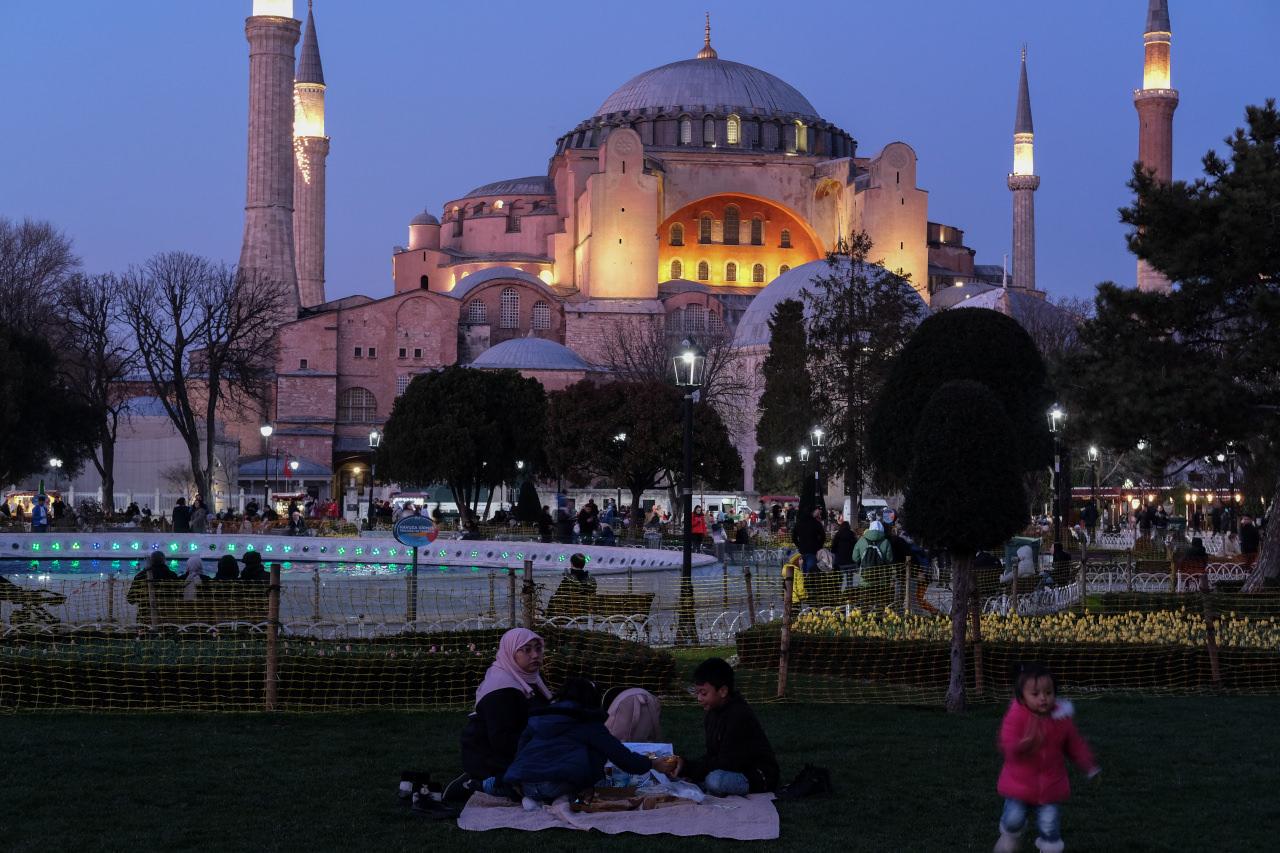 Sultanahmet Meydanı, ramazanın ikinci gününde de rağbet gördü