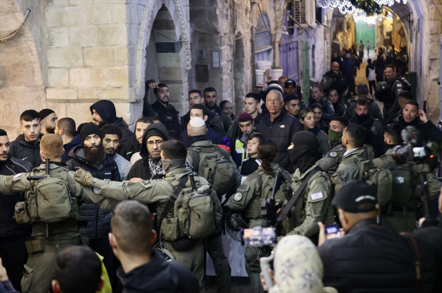 Filistinli genç, polis barikatlarının arasında seccadesine oturup bağırarak yalvardı: Allah'ım yardım et