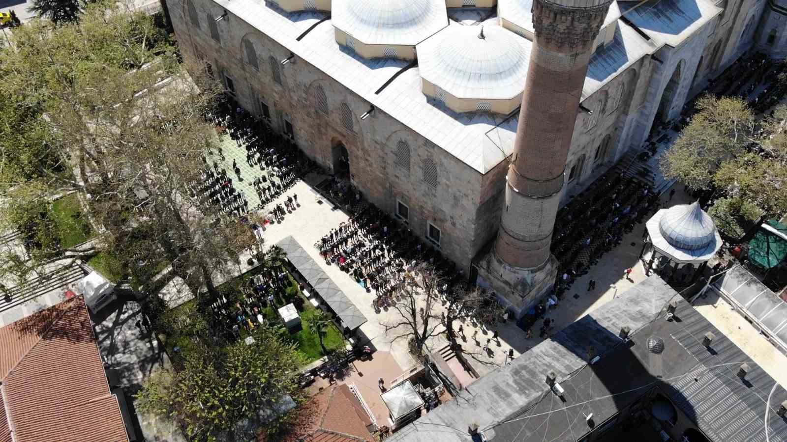 Ramazan ayının son cuması Bursa Ulucami doldu taştı