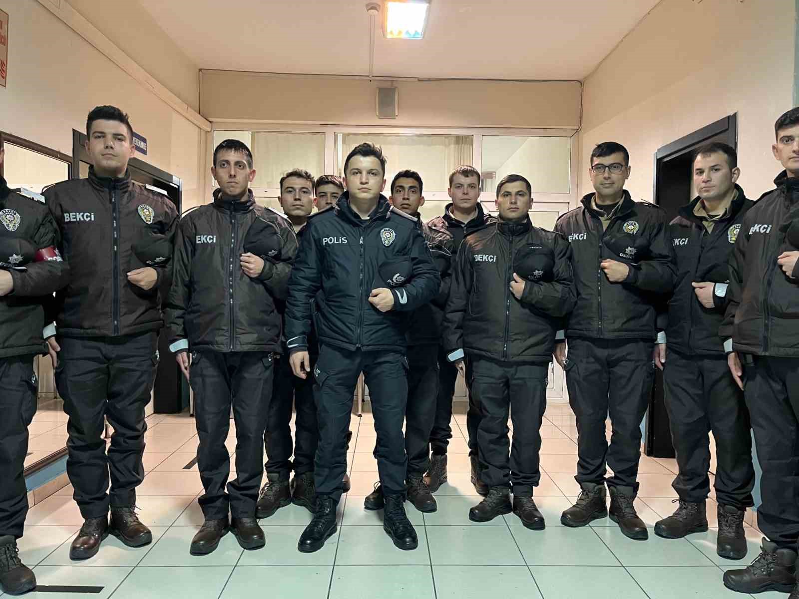 Bursa’da yüzlerce polis ve bekçi ‘Asgari düzey uyarısı’ yapan Kızılay’a kan dostu oldu