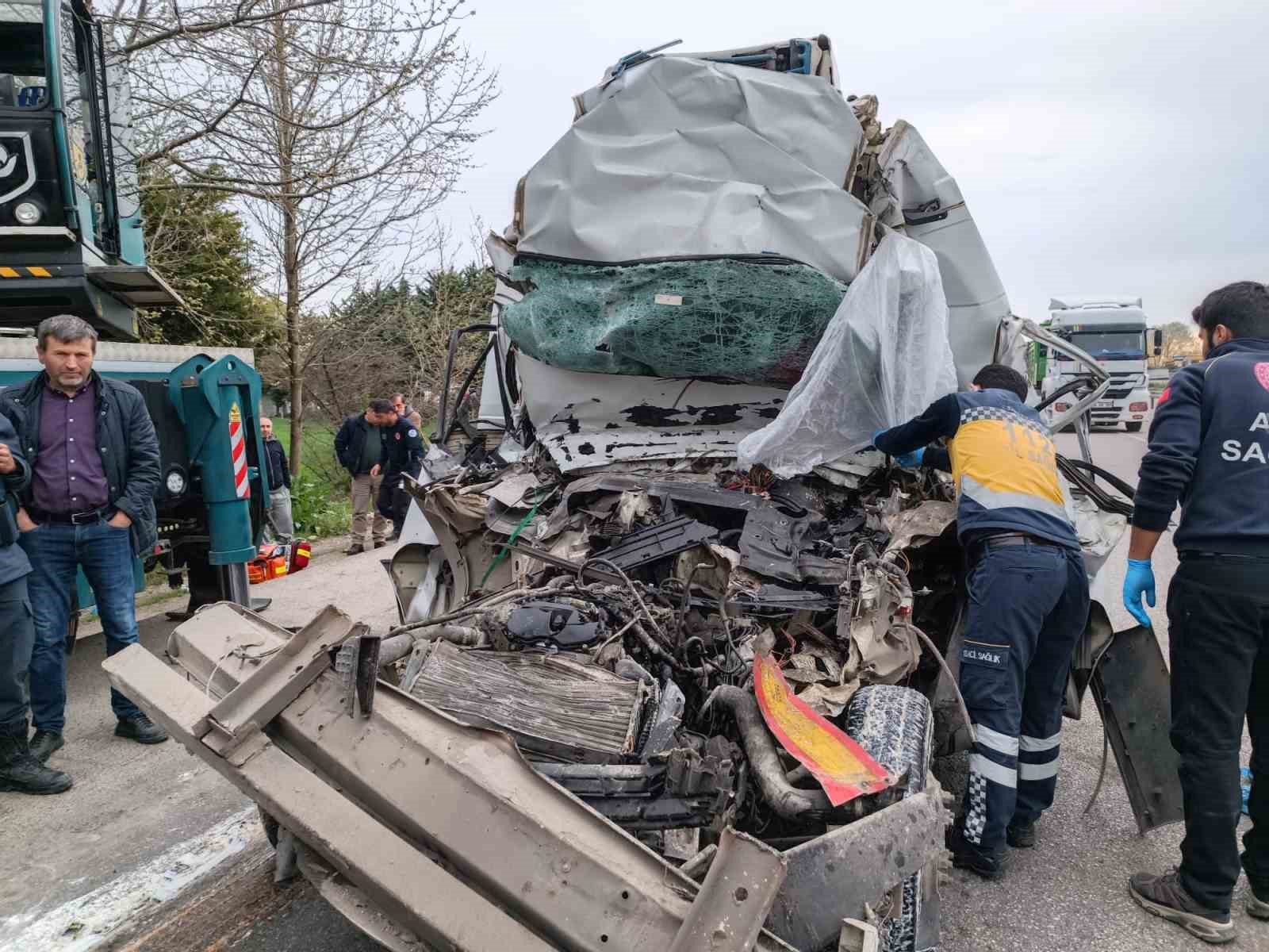 Bursa’da kamyonet tıra çarptı: 2 ölü