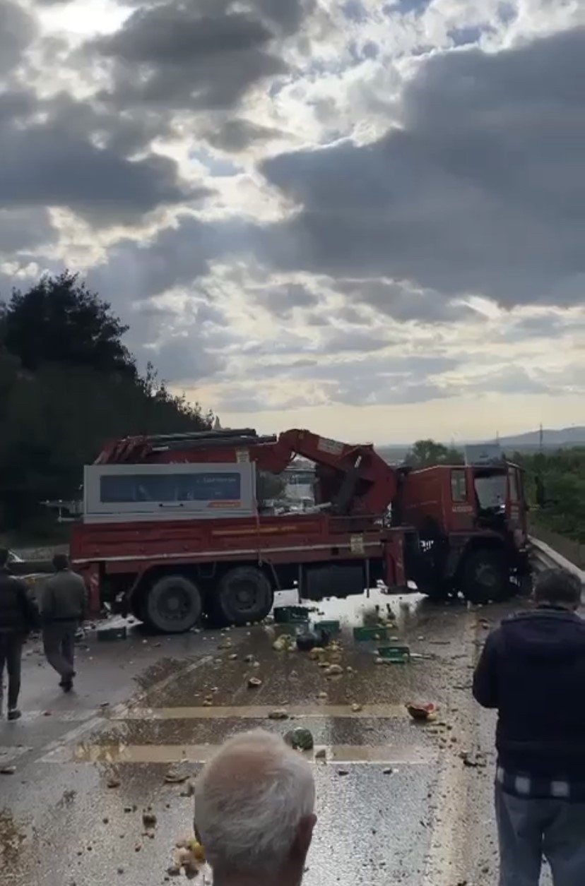 Bursa’da vinç ile kamyon çarpıştı, binlerce kasa meyve ve sebze yola döküldü