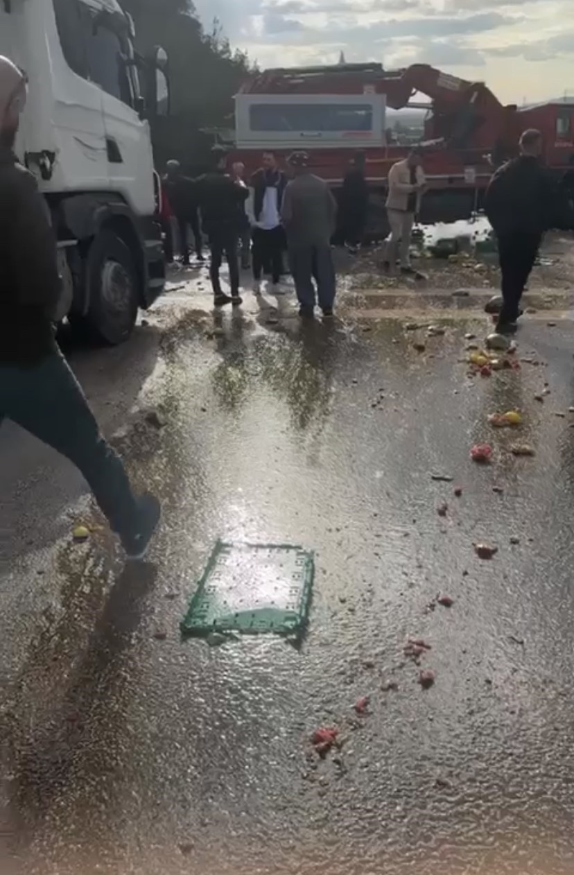 Bursa’da vinç ile kamyon çarpıştı, binlerce kasa meyve ve sebze yola döküldü