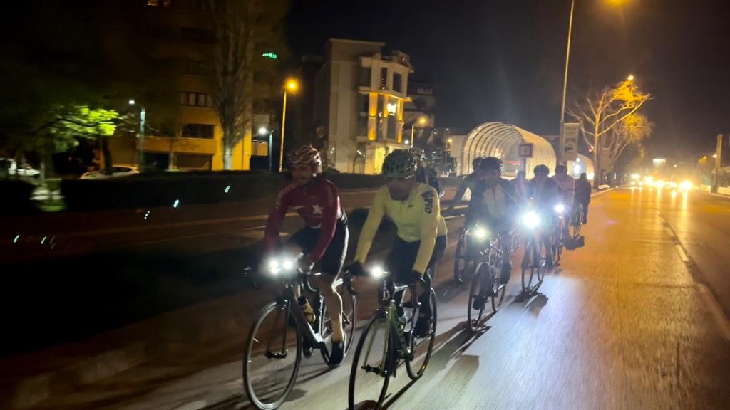 Bursa’da bisiklet tutkunları iftar sonrası Uludağ’a pedal çevirdi
