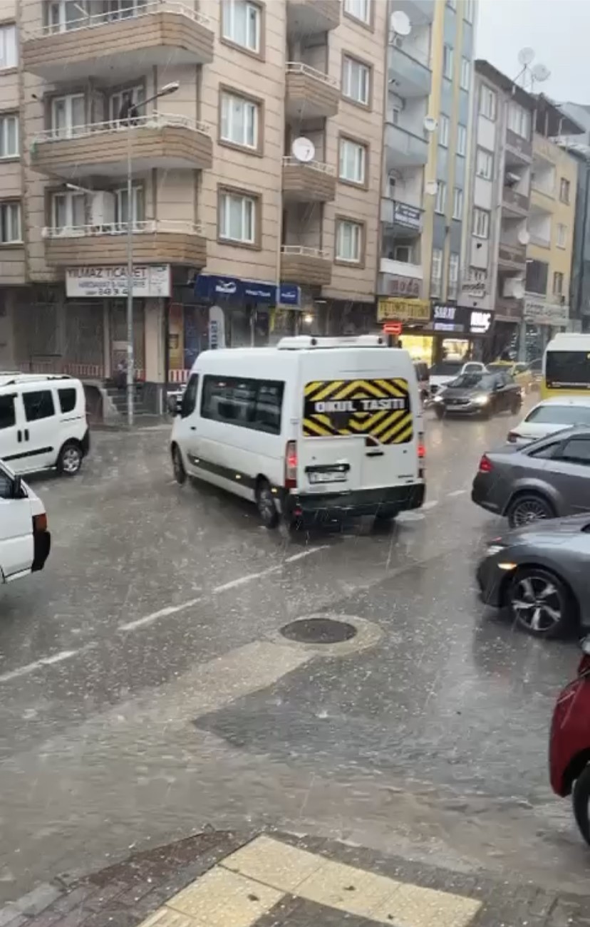 Bursa’da aniden bastıran dolu ve sağanak yağış hayatı felç etti