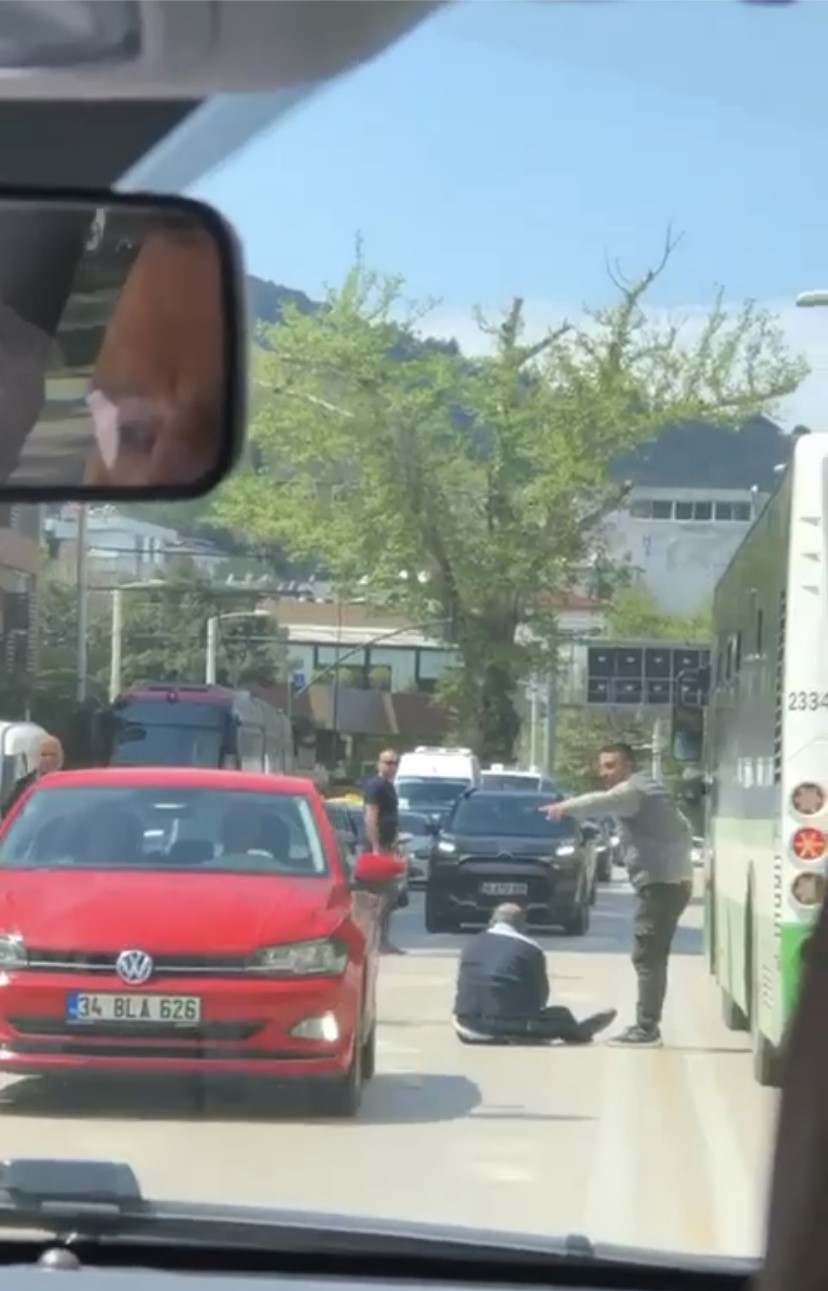 Bursa’da kavga ettiği sürücüyü az daha eziyordu, o anlar kameralarda