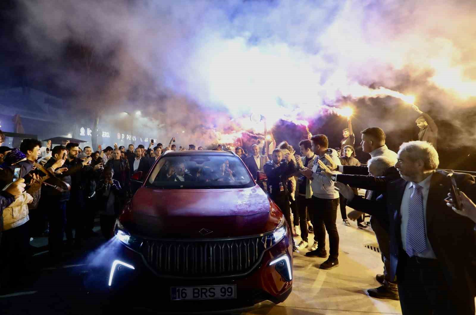Bakan Varank Togg için çekiliş yaptı, kazanan gençler yerli otomobil ile Mudanya turu attı