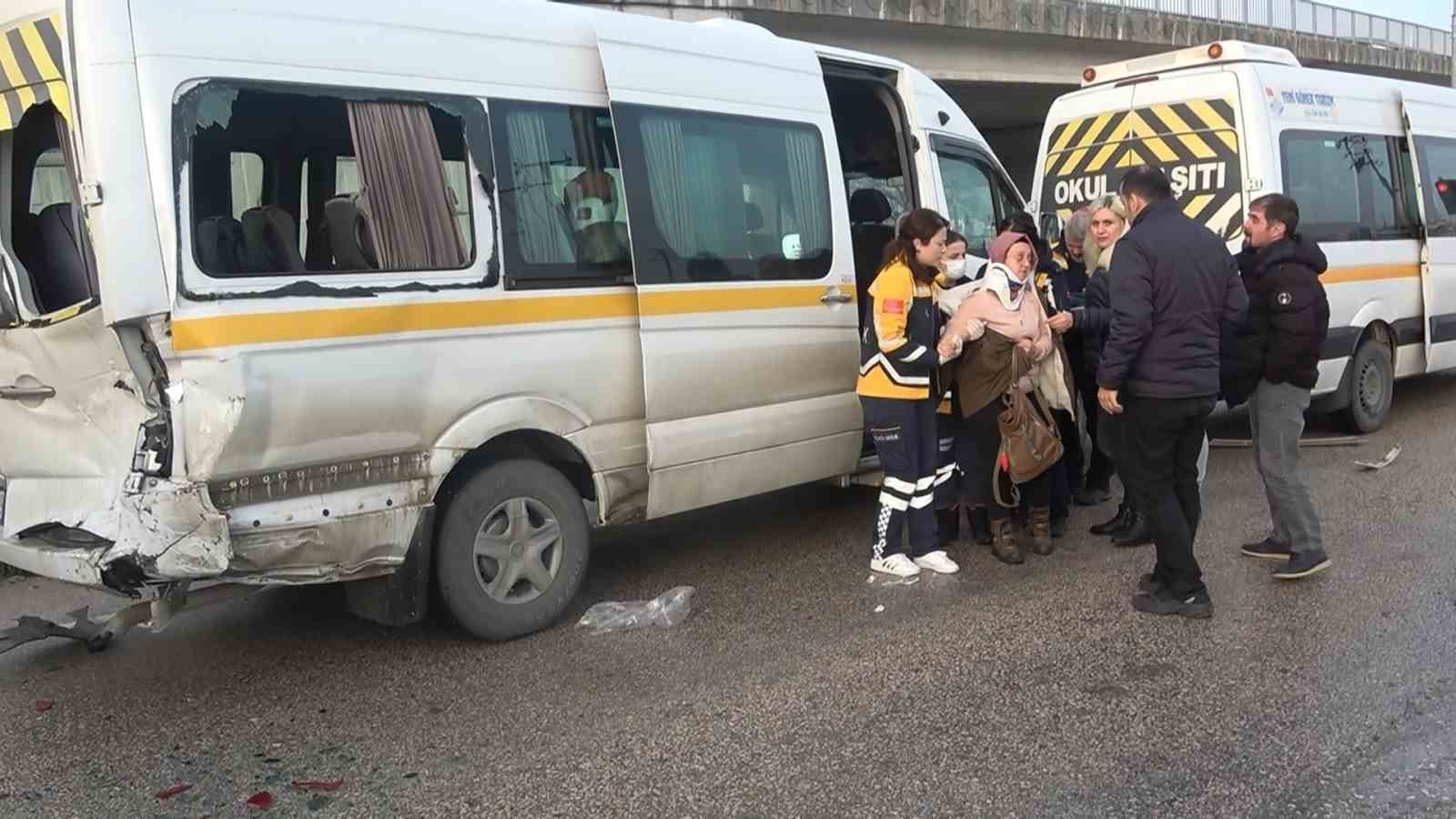 Bursa’da işçileri taşıyan 3 servis aracı çarpıştı : 15 kişi yaralandı