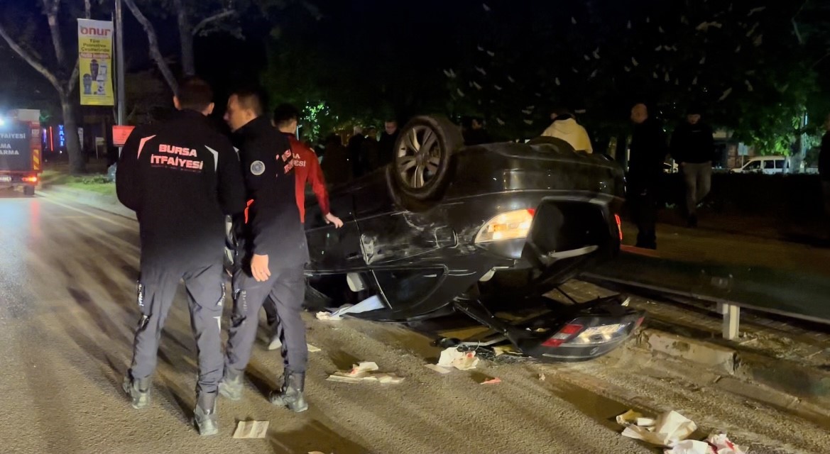 Bursa’da çekicinin paletlerine çarpan araç takla attı: 2 yaralı