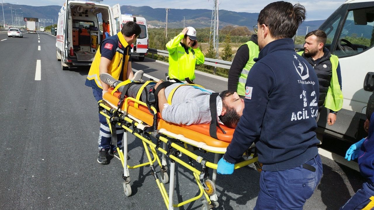 Bursa’da çekici emniyet şeridinde kamyonete arkadan çarptı: 2 yaralı