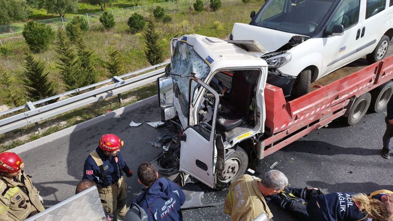 Bursa’da çekici emniyet şeridinde kamyonete arkadan çarptı: 2 yaralı