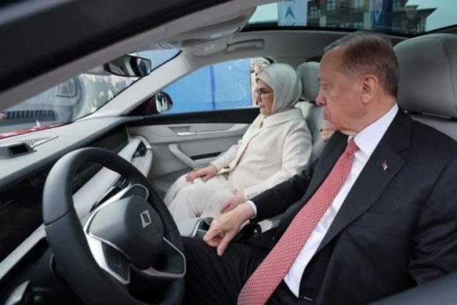 Erdoğan çiftinin TOGG kullanırken diyalogları gülümsetti: Araba benim ona göre
