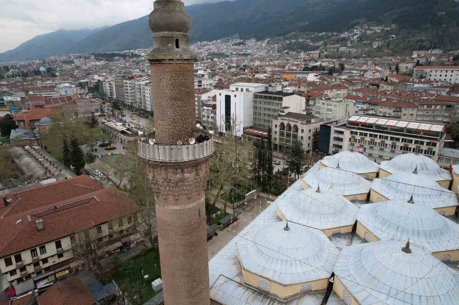 624 yıllık Ulu Cami’ye asılan Ramazan mahyası değiştirildi
