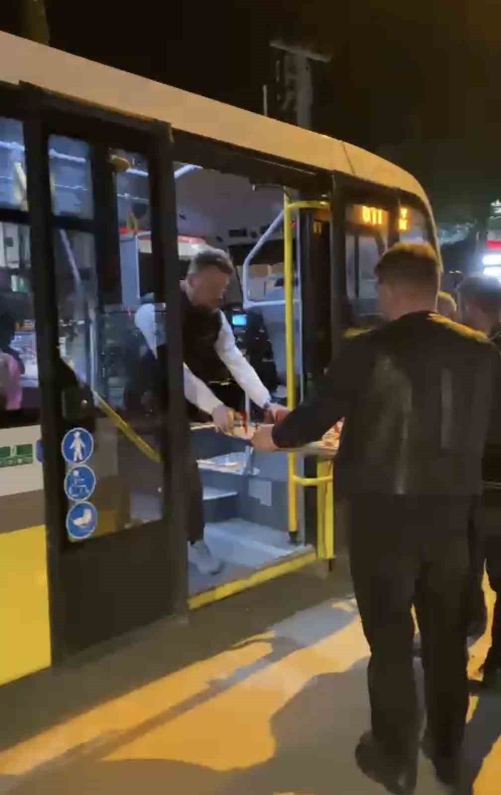 Otobüsleri durdurup yolculara helva ikram ettiler