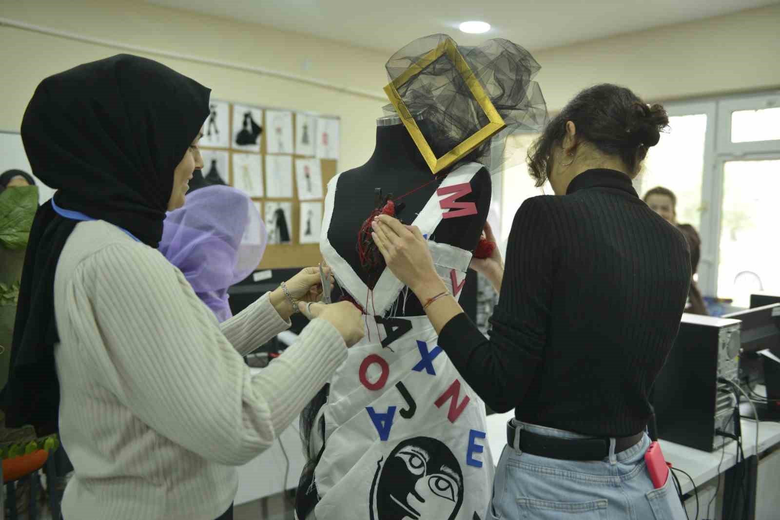 Bursa’da gazete kağıtları ve atık plastikten kıyafet yapıyorlar