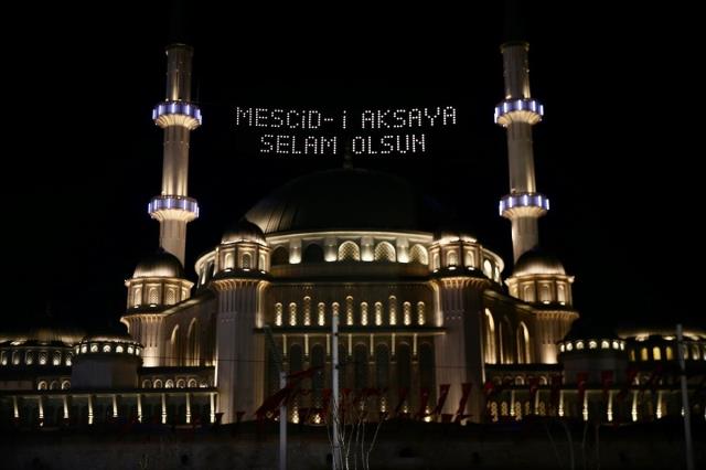 Taksim Camii'ne ''Mescid-i Aksa'ya selam olsun'' mahyası asıldı