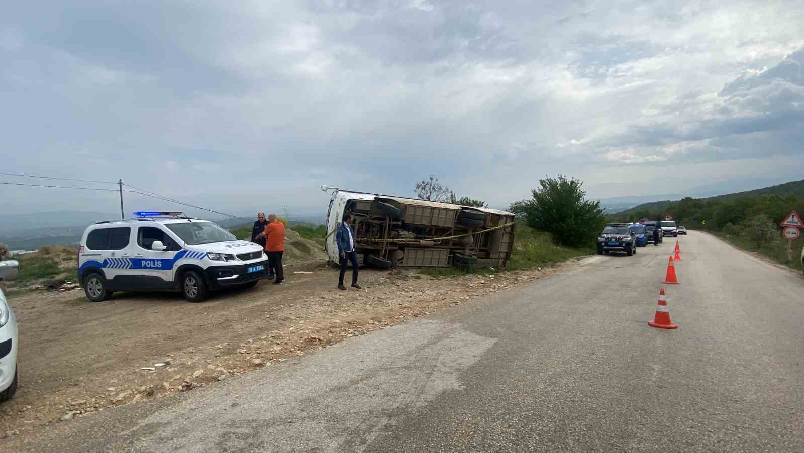 Bursa’da öğrenci servisi ile hafriyat kamyonu çarpıştı: 23 yaralı