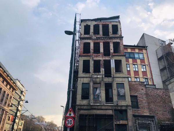 Karaköy'de 5 katlı metruk binanın tamamı çöktü