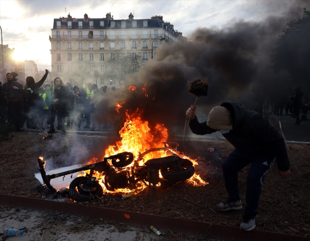 Protestolar sonrası yangın yerine dönen Paris'te çöp toplayıcıları, 13 Nisan'da süresiz greve gidecek
