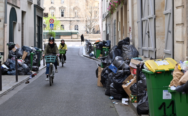 Protestolar sonrası yangın yerine dönen Paris'te çöp toplayıcıları, 13 Nisan'da süresiz greve gidecek