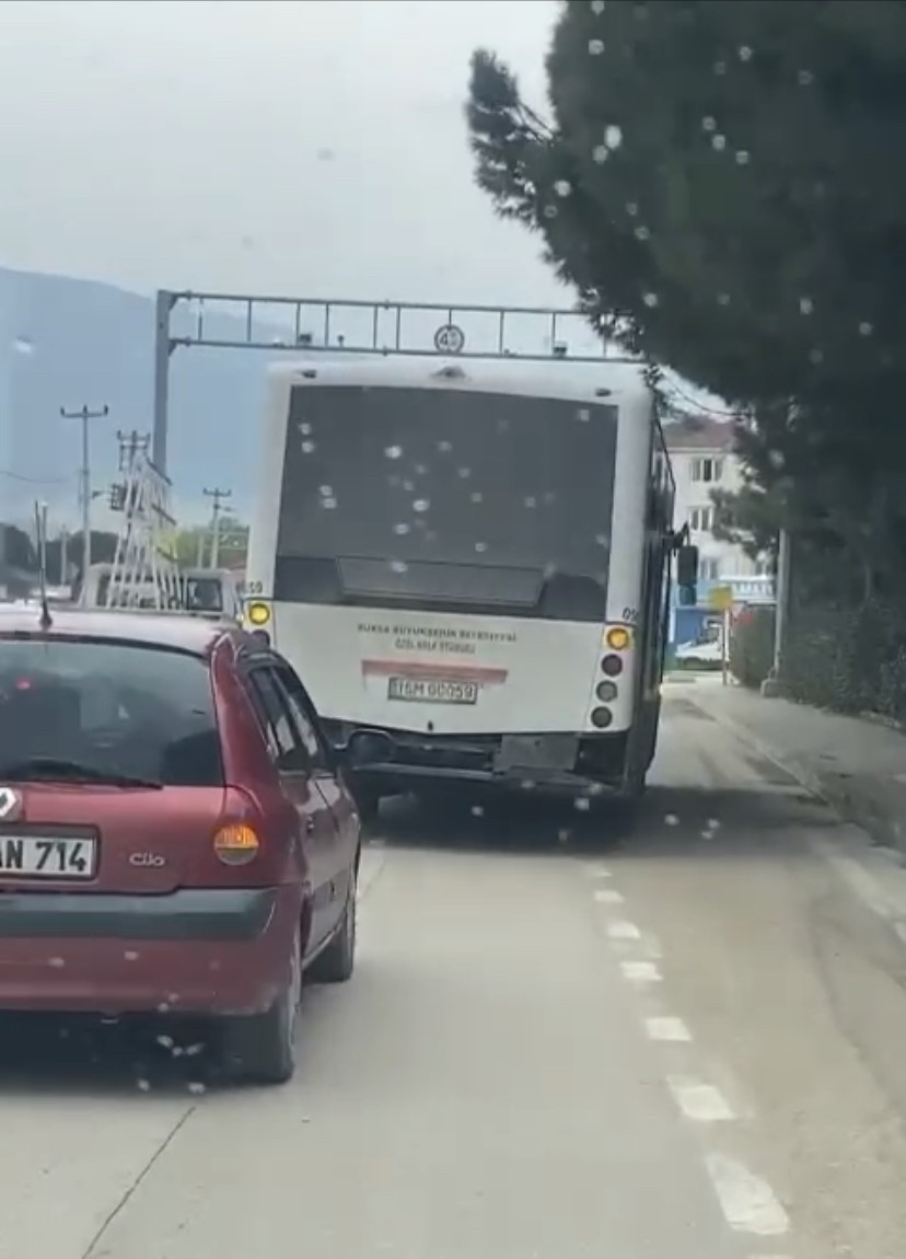 Trafikteki yan yan seyreden özel halk otobüsü kameralarda