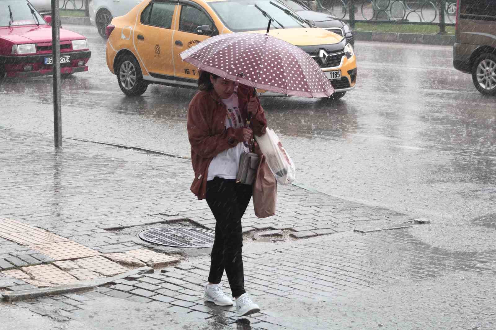 Bursalılar sağanak yağışa yakalandı