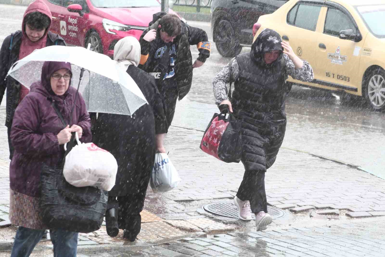 Bursalılar sağanak yağışa yakalandı