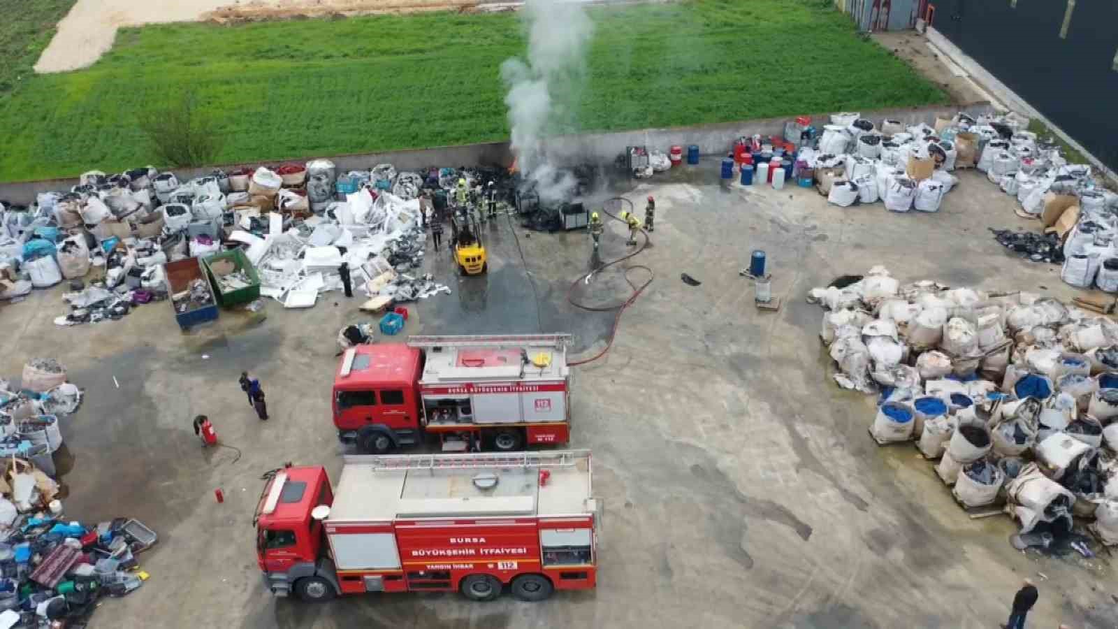 Bursa’da geri dönüşüm tesisinde çıkan yangın havadan görüntülendi