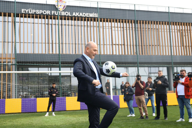 İçişleri Bakanı Süleyman Soylu, Eyüpspor'u ziyaret etti! Futbol topuyla yaptıkları alkış aldı