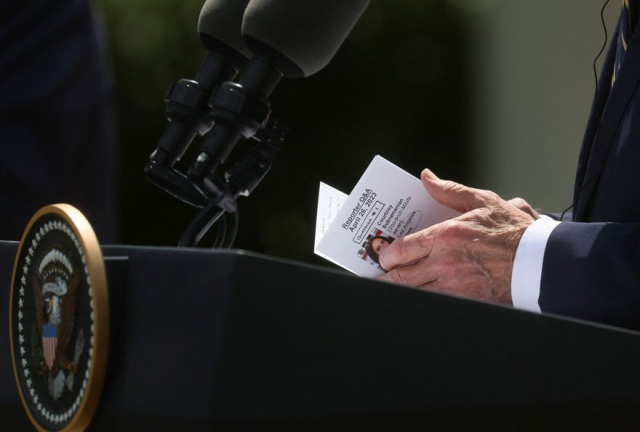 Adaylığını açıklayan Biden'ın elindeki kağıt ülkeyi ayağa kaldırdı! 