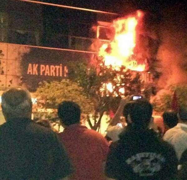 AK Parti binaları ateşe verilirken bu sözleri sarf ettiler: Gençleri alınlarından öpüyorum