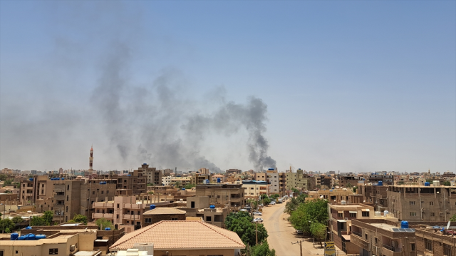 Sudan'da ordu ve isyancılar arasında çatışma başladı, başkente giden tüm yollar kapandı