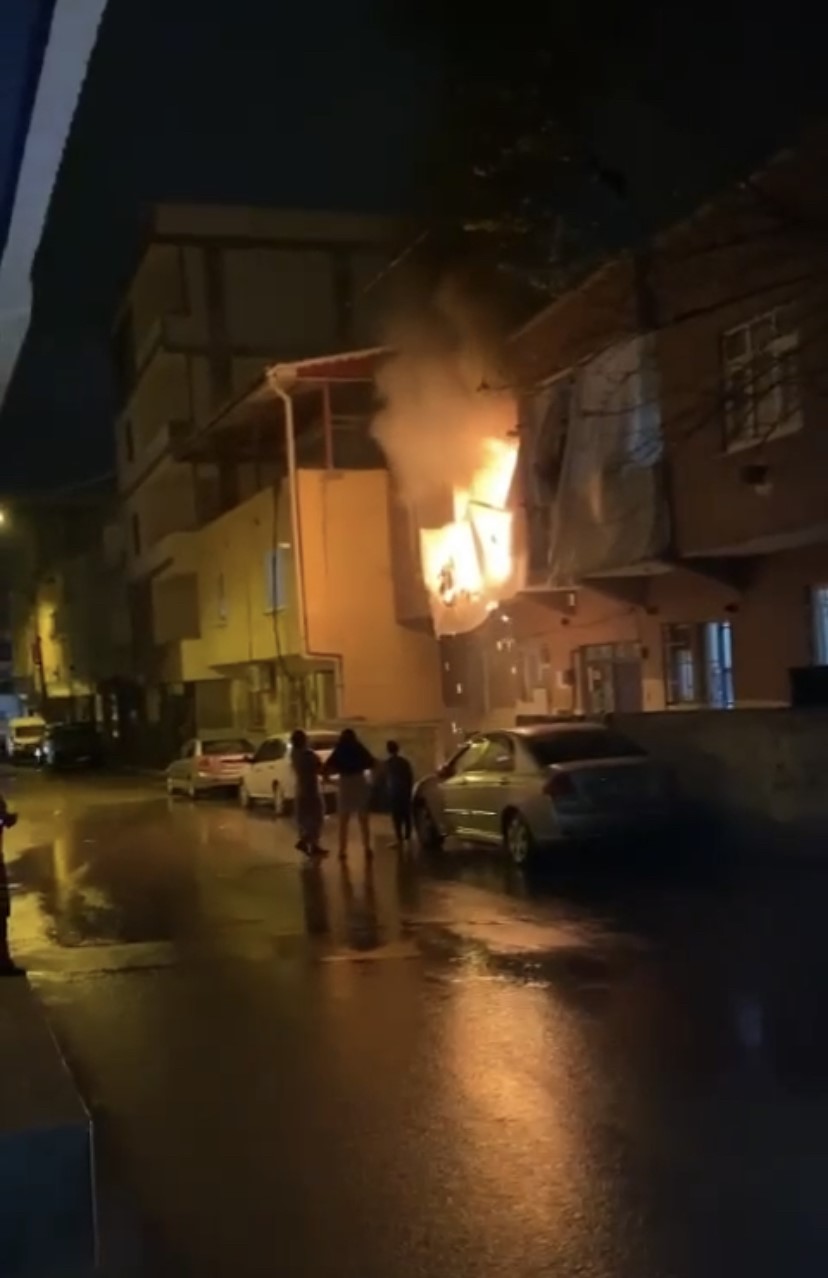 Bursa’da evin balkonunda çıkan yangın, büyüyerek tüm binayı böyle sardı
