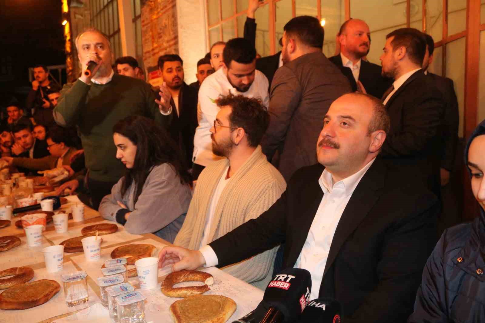 Sanayi ve Teknoloji Bakanı Mustafa Varank sahurda gençlerle buluştu