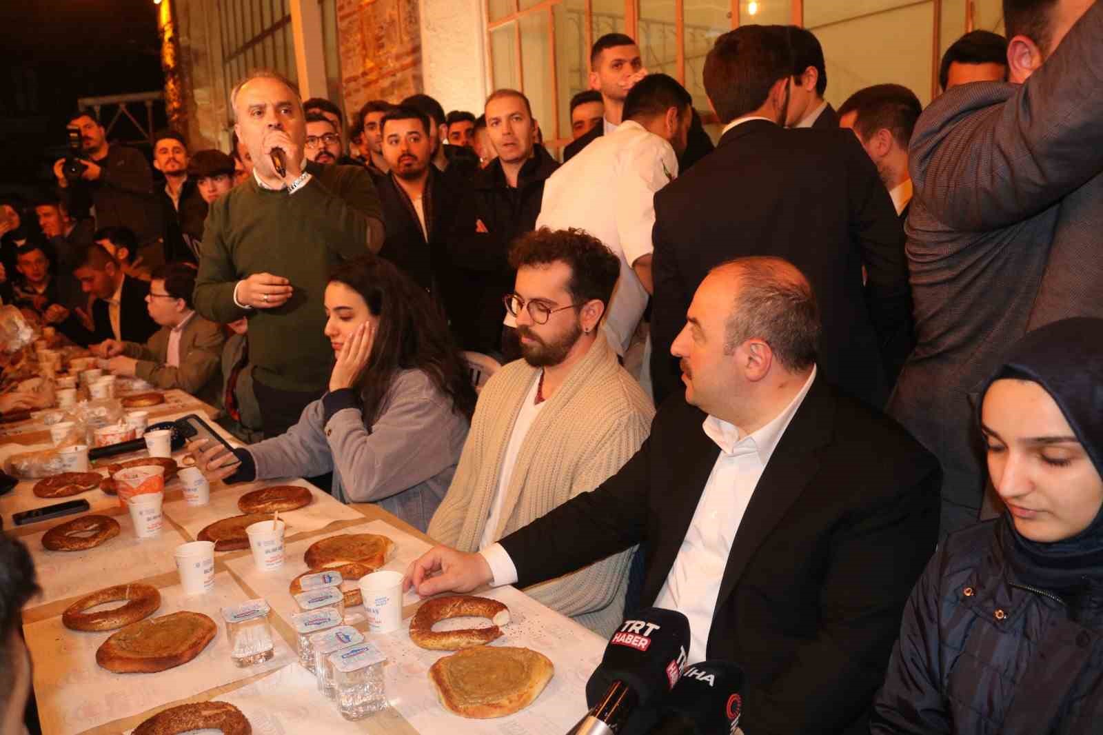 Sanayi ve Teknoloji Bakanı Mustafa Varank sahurda gençlerle buluştu