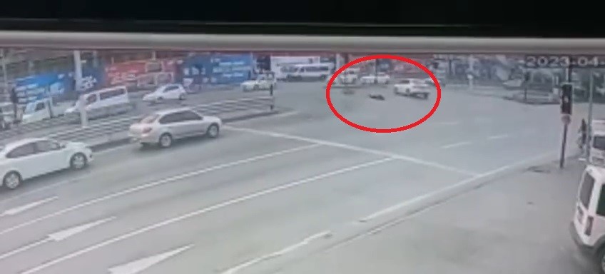 Bursa’da yolun karşısına geçen bisikletli adama otomobil böyle çarptı