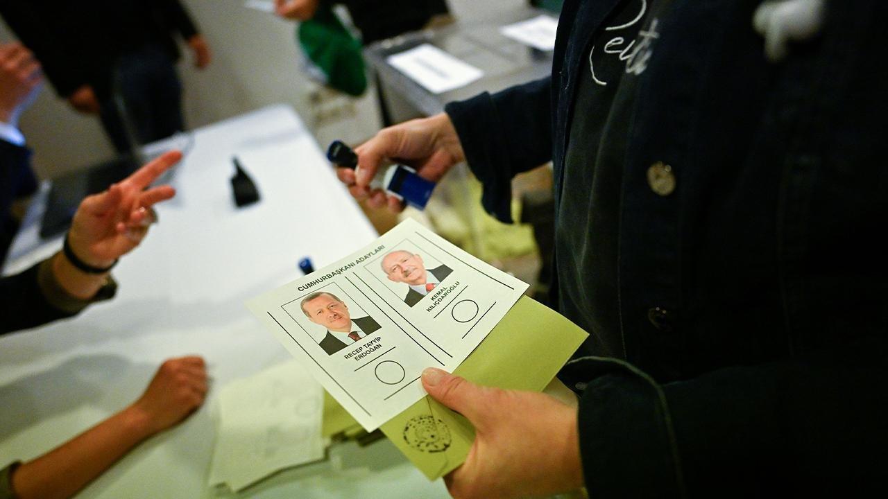 Türkiye sandık başında: Oy verme işleminde son saatlere girildi!