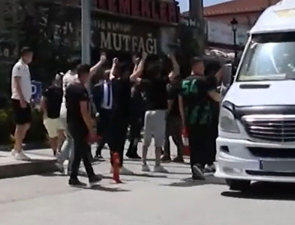 Sakaryaspor taraftarından HÜDA-PAR lideri Zekeriya Yapıcıoğlu'na tepki: Hizbullahçılar, gideceksiniz