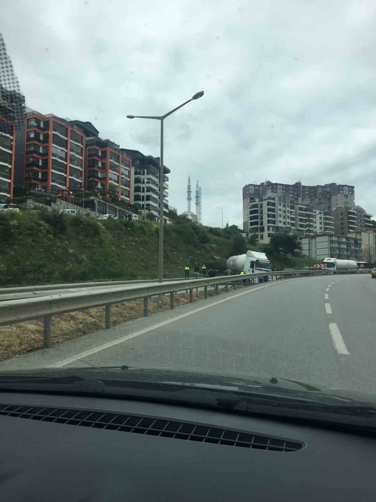İstanbul yolunda kaza yapan tanker trafiği kilitledi