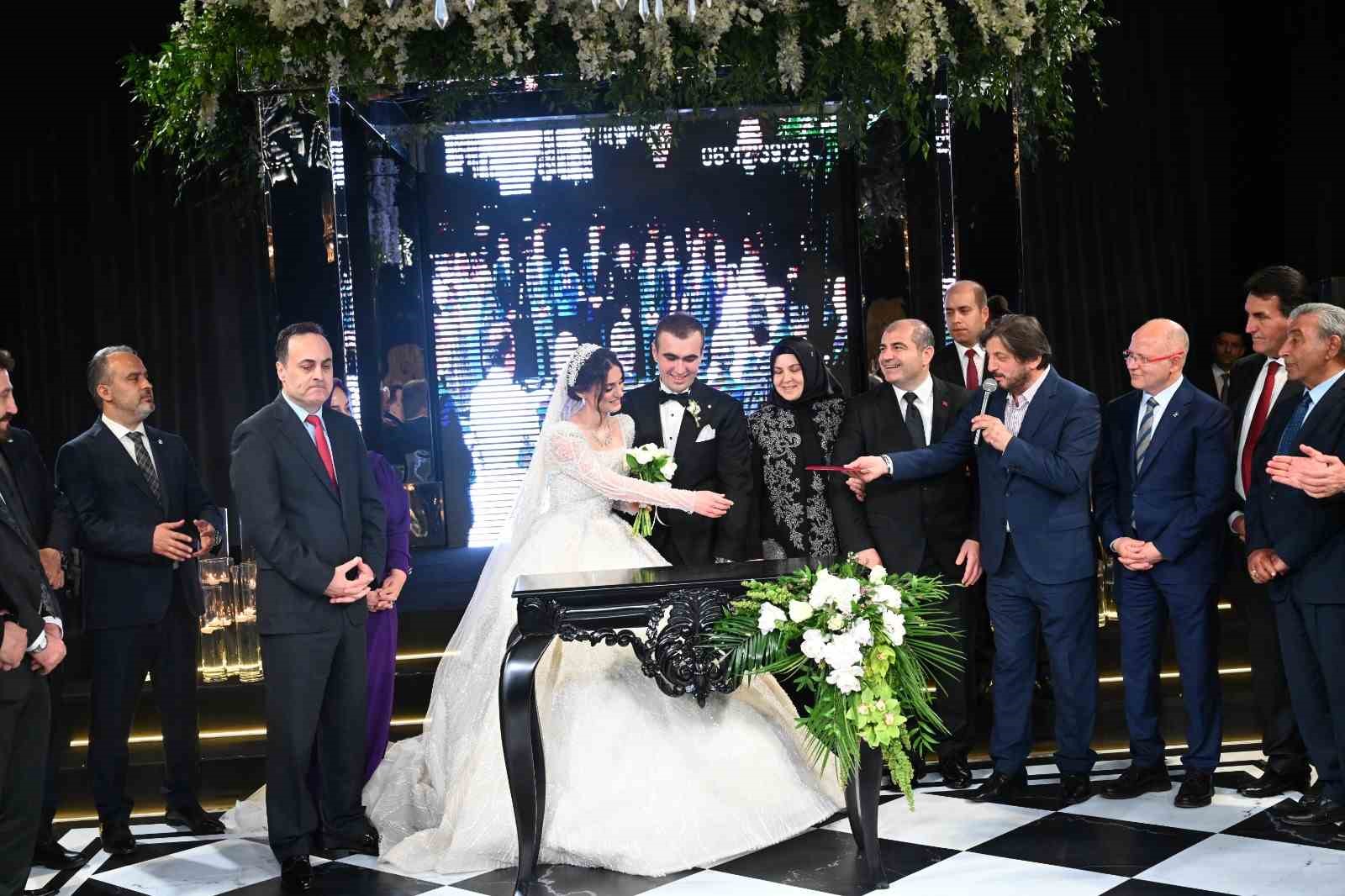 Bursa’da genç çiftin düğünü siyasileri biraraya getirdi