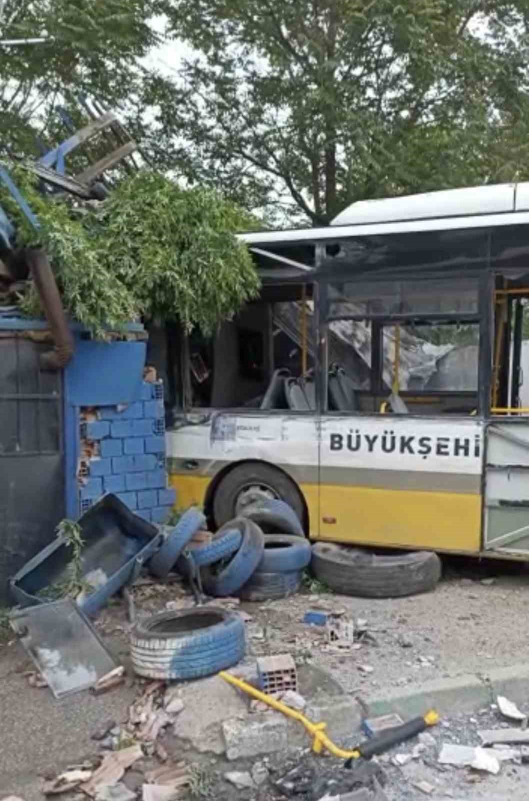 Bursa’da servis otobüsü ile halk otobüsü çarpıştı: 2 yaralı