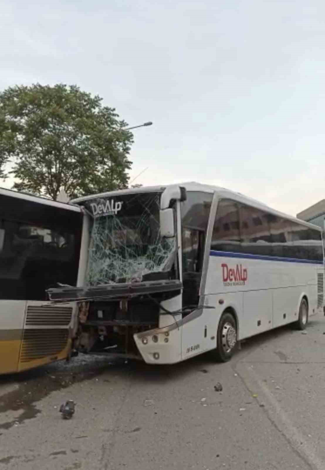 Bursa’da servis otobüsü ile halk otobüsü çarpıştı: 2 yaralı