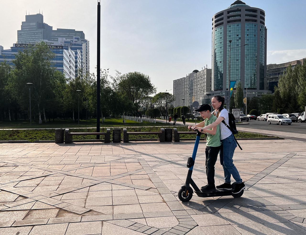 Kazakistan’da elektrikli skuter kullananlara ehliyet şartı