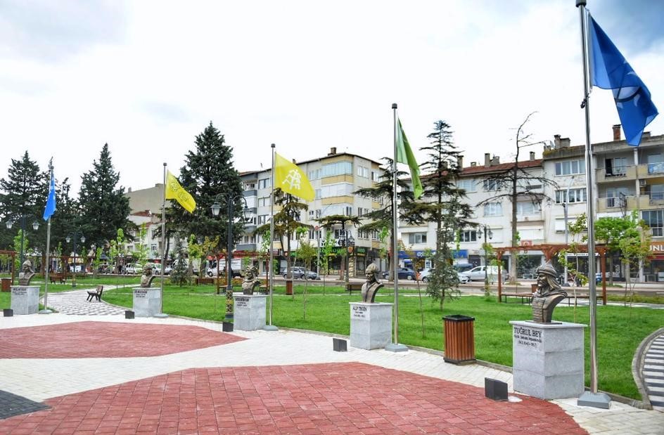 Osmanlının İlk Başşehrine yapılan parkta Türk büyüklerinin büstleri ve 16 devletin bayrakları yer alıyor