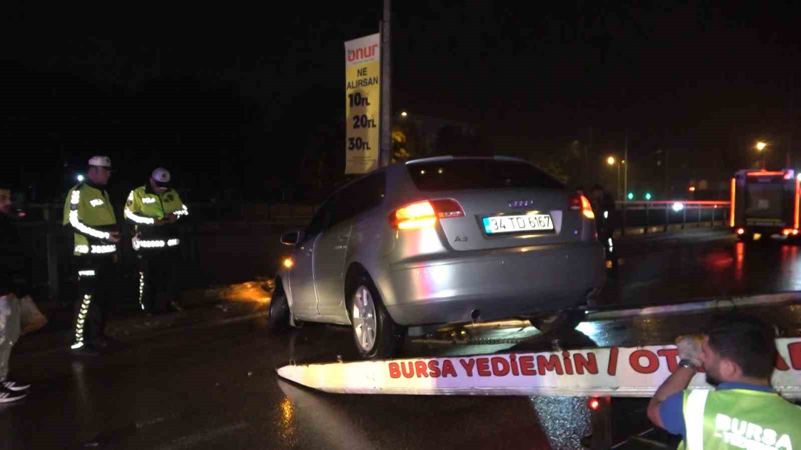 Bursa’da kontrolden çıkıp bariyerlere saplanan otomobil 5 metre yükseklikte asılı kaldı