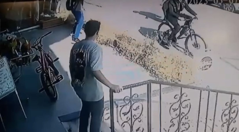 Bursa’da güpegündüz bisiklet hırsızlığı kamerada