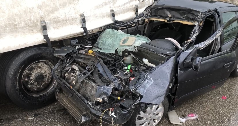 Bursa’da feci kaza, otomobil tıra ok gibi saplandı: 2 yaralı