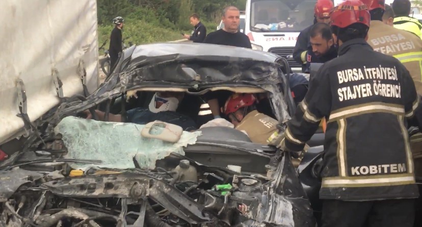 Bursa’da feci kaza, otomobil tıra ok gibi saplandı: 2 yaralı